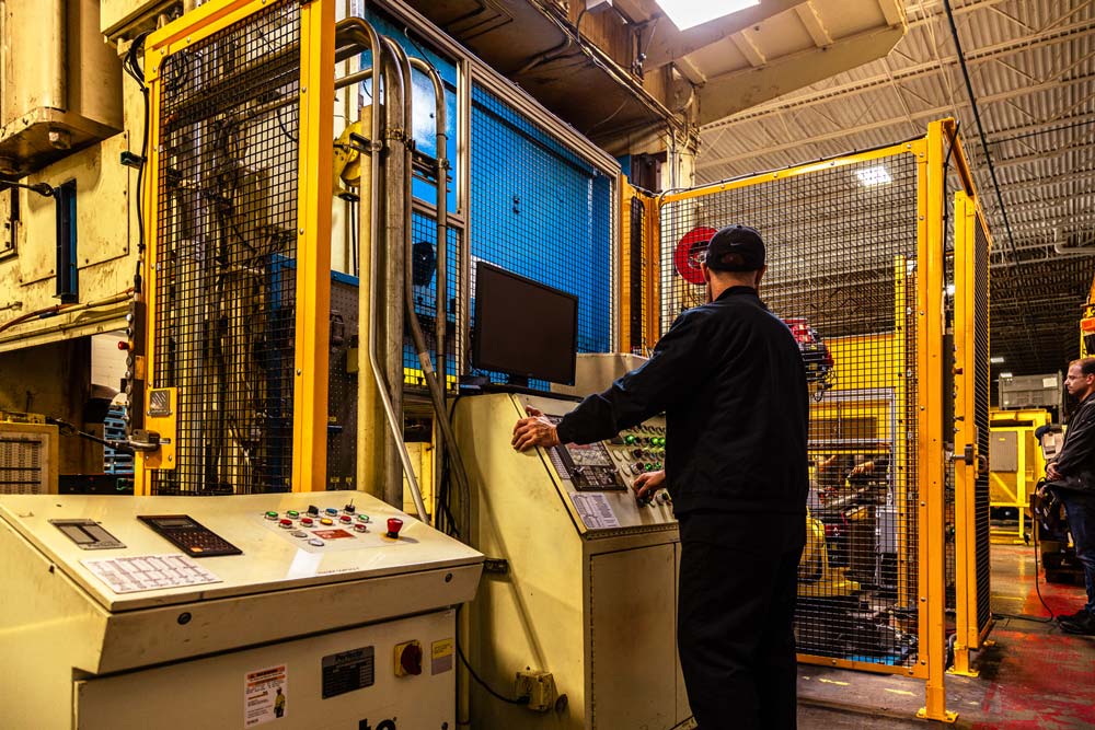 GP4-Robot-op-1-cropped Cost-efficient stamping presses
